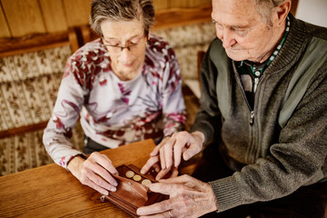 Senior, Seniorin, Seniorenpaar zählt gemeinsam Geld