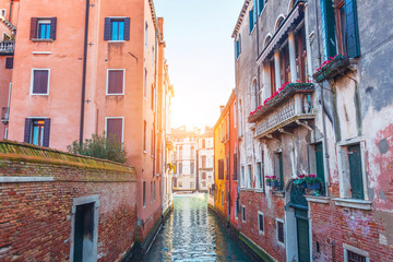 Fototapeta na wymiar Narrow canal in Venice overlooks the Grand Canal.