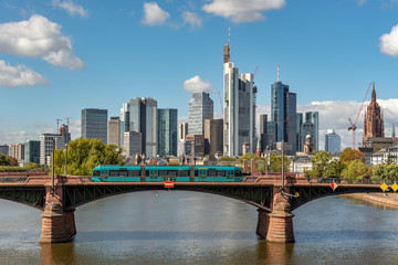 Skyline von Frankfurt am Main mit Ignatz-Bubis-Brücke im Vordergrund