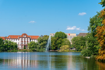 Kleiner Kiel Hiroshima park im Sommer mit Blick auf das Jstizministerium von Schleswig-holstein