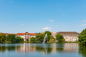 Fototapeta na wymiar Kleiner Kiel Hiroshima park im Sommer mit Blick auf das Jstizministerium von Schleswig-holstein