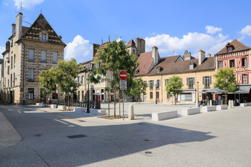 Fototapeta na wymiar Dijon: Ruhiger Platz im Zentrum mit Café: Place des Cordeliers