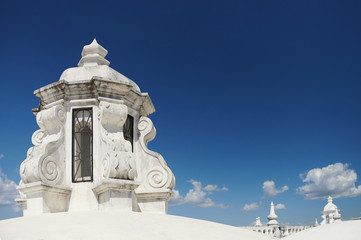 Obraz premium One white dome on roof of church