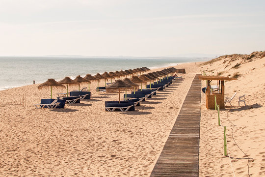 Amacas y sombrillas en una playa del Algave portugues, Portugal