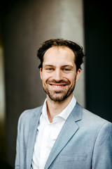 Obraz premium Cheerful businessman in suit smiling