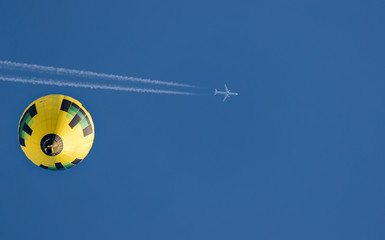 Begegnung am HImmel in verschiedenen Geschwindigkeiten