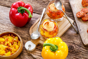 verrines de poivrons jaunes et rouges et chorizzo 