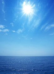 Obraz premium Sun in blue sky over sea
