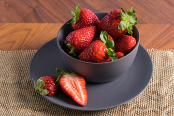 Bol gris con fresas en su interior