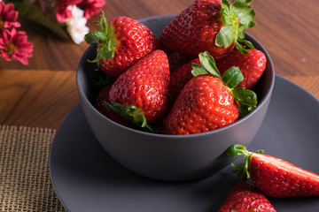 Bol gris con fresas en su interior