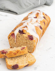 Budín de limón con cerezas
