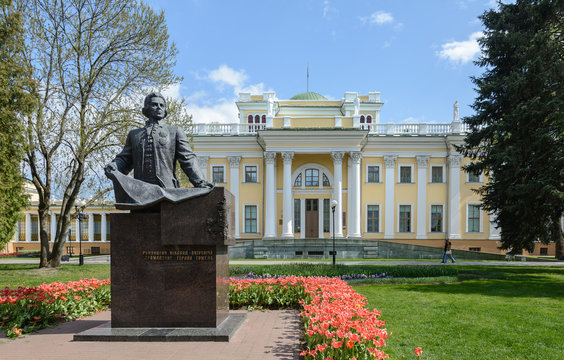 Gomel Palace and Park Ensemble. View of the central part of the Rumyantsev and Paskevich Palace. The central part of the palace is an architectural monument of the end of the XVIII century.