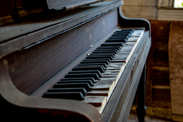 piano keys broken dusty