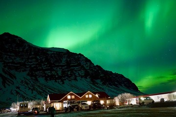 Fototapeta premium village at night northern lights