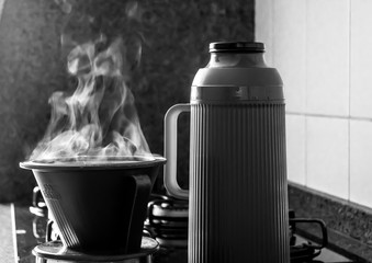 Café preto em branco