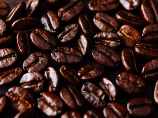 Nahaufnahme von frischen gerösteten Kaffeebohnen