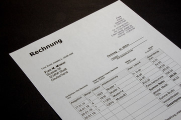 Rechnungsvorlagen Design im minimalen Stil mit deutschem Text "Rechnung" auf schwarzem Hintergrund