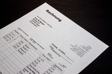 Rechnungsvorlagen Design im minimalen Stil mit deutschem Text "Rechnung" auf schwarzem Hintergrund