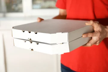 Papier Peint photo Pizzeria Jeune homme avec des boîtes à pizza à l& 39 intérieur, gros plan. Service de livraison de nourriture
