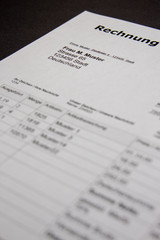 Rechnungsvorlagen Design im minimalen Stil mit deutschem Text 