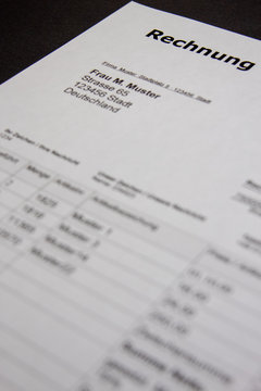 Rechnungsvorlagen Design im minimalen Stil mit deutschem Text "Rechnung" auf schwarzem Hintergrund