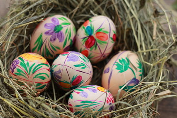 Fototapeta na wymiar easter eggs and a nest of hay