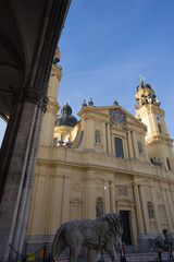 München: Blick vom Odeonsplatz auf die Theatinerkirche und Feldherrenhalle