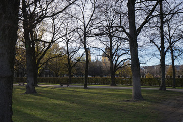 Im Hofgarten in München: Blick auf Dianatempel und Theatinerkirche