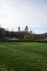 Fototapeta na wymiar Im Hofgarten in München: Blick auf Dianatempel und Theatinerkirche