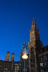 Fototapeta premium Vorweihnachtszeit / Christkindlmarkt am Marienplatz in München 