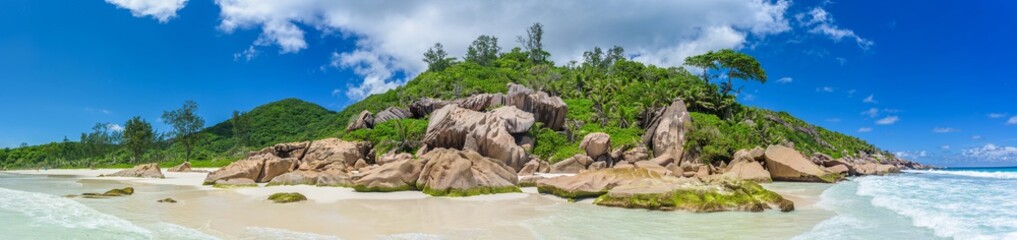 Fototapeta na wymiar Seychelles island panorama near to Praslin island