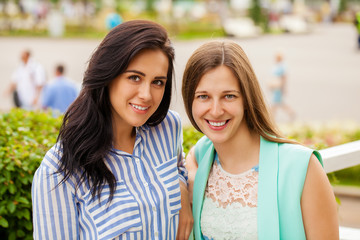 Obraz premium Closeup portrait of a happy young women smiling