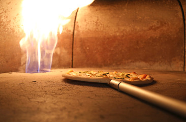 pizza dentro del horno fuego 4M0A7995-A19