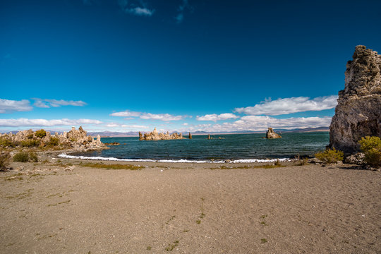 Mono Lake ,USA , Tuffsteine im Wasser