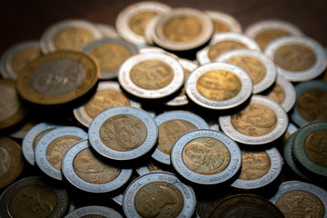 Monton de monedas conmemorativas de 5 pesos