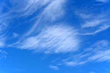 Blauer Himmel mit Schleierwolken, Cirrostratus