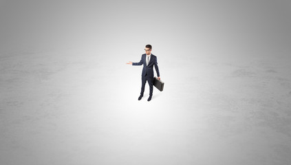 Obraz premium Young businessman standing alone in the middle of an empty space 