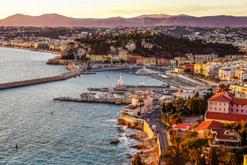 Blick bei Sonnenuntergang über die Bucht Baie des Anges in Nizza Frankreich