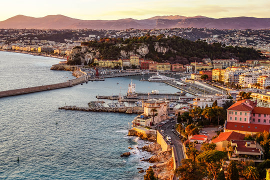 Blick bei Sonnenuntergang &uuml;ber die Bucht Baie des Anges in Nizza Frankreich