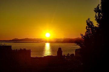 Obraz premium Sonnenuntergang an der cote d azur in Nizza mit Blick über die Baie des Anges und die Altstadt