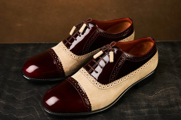Fototapeta premium Men's wedding shoes on a dark wooden box, close-up
