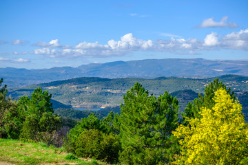 Vue panoramique sur le massif de Tanneron et lac de Saint-Cassien, Provence, sud de France.	
