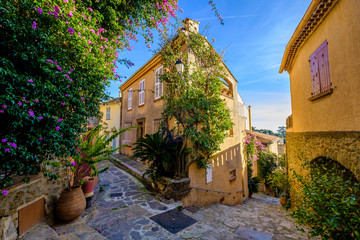 Rue d'ancien village Bormes-les-Mimosas, Sud de France. 