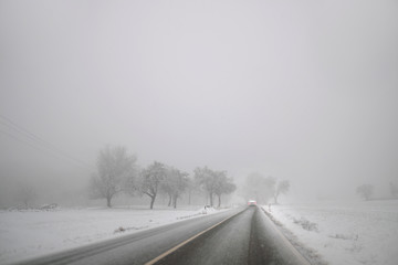 Schneetreiben und glatte Fahrbahn - Stockfoto