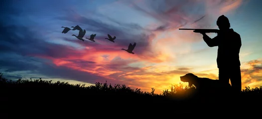 Foto op Plexiglas Jacht jager met hond bij zonsondergang