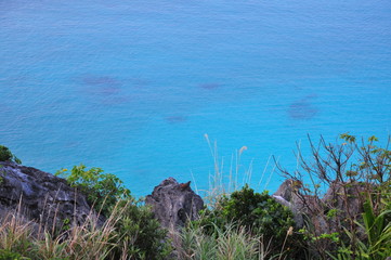 エメラルドの海と岩場