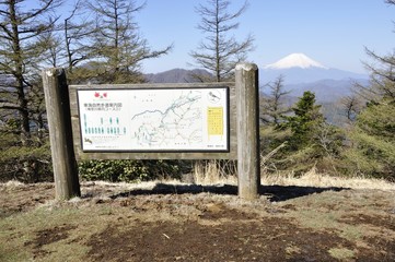 東海自然歩道の姫次より富士山を望む