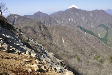 Fototapeta na wymiar 蛭ヶ岳から望む檜洞丸と富士山の重なる展望