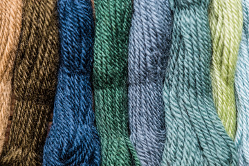 Arrière plan fils de laine aux couleurs vives