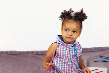 Naklejka premium Beautiful cute child enjoying painting